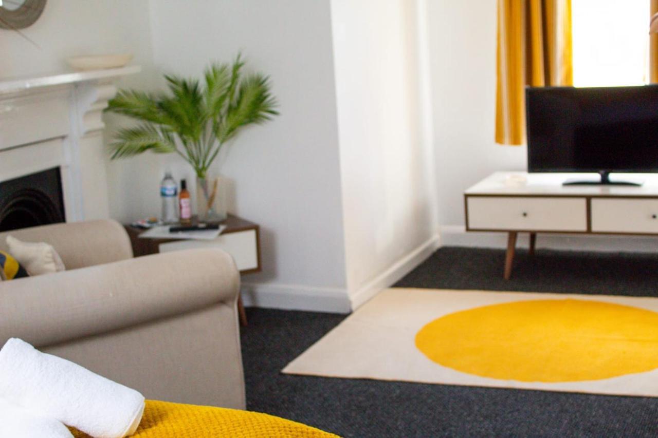 Shm Stays Hs2 Workers Great For Long Term Stays & Short Stays, 15 Min Drive To City Centre & Airport 2 Min Walk To Shops And Train Station Birmingham Bagian luar foto