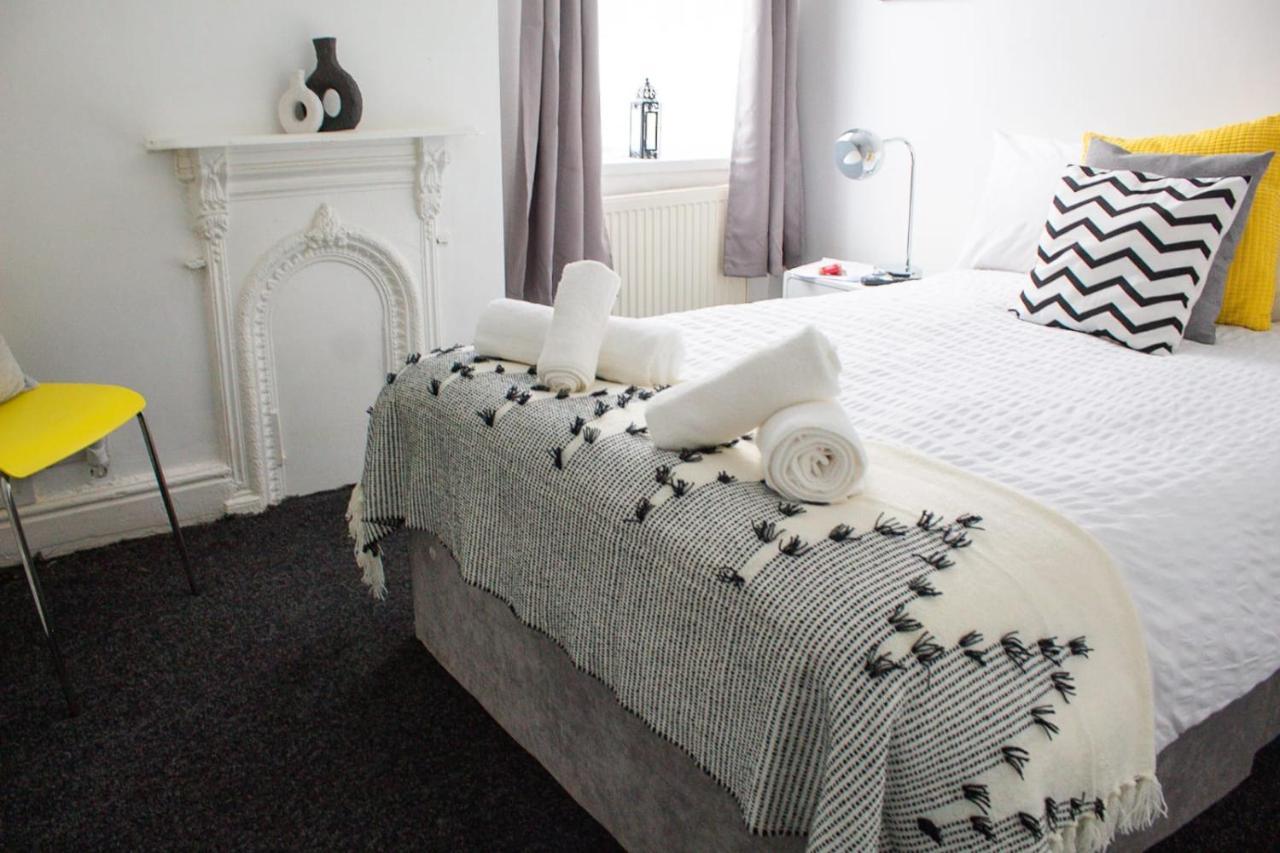 Shm Stays Hs2 Workers Great For Long Term Stays & Short Stays, 15 Min Drive To City Centre & Airport 2 Min Walk To Shops And Train Station Birmingham Bagian luar foto